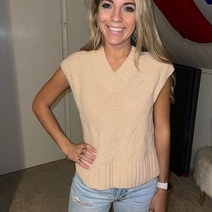 Cream v-neck Wide basket weave chenille sweater vest Kendall+Kylie size s NWOT